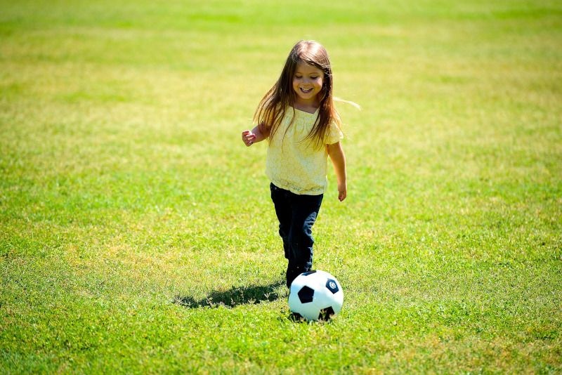 Wytrzymała trawa - gra w piłkę na trawniku | Blog Sklepogrodniczy.pl