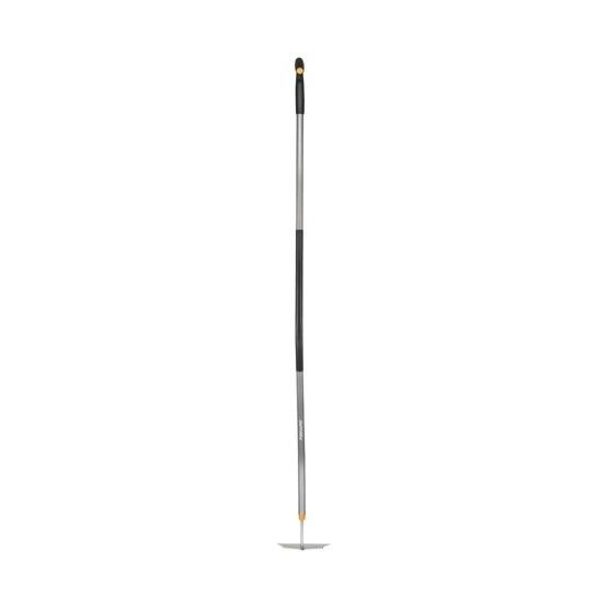 Motyka z wygiętym trzonkiem Ergonomic 1076979 Fiskars1