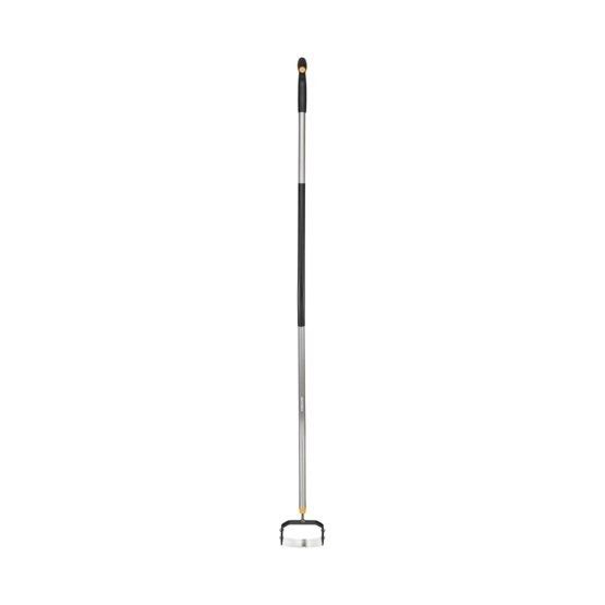 Odchwaszczacz prosty z wygiętym trzonkiem Ergonomic 1077111 Fiskars1