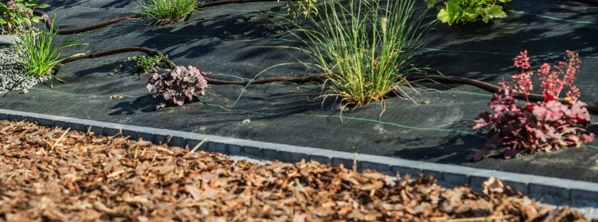 Agrowłóknina ściółkująca w ogrodzie – zastosowanie przy rabatach i ograniczaniu chwastów