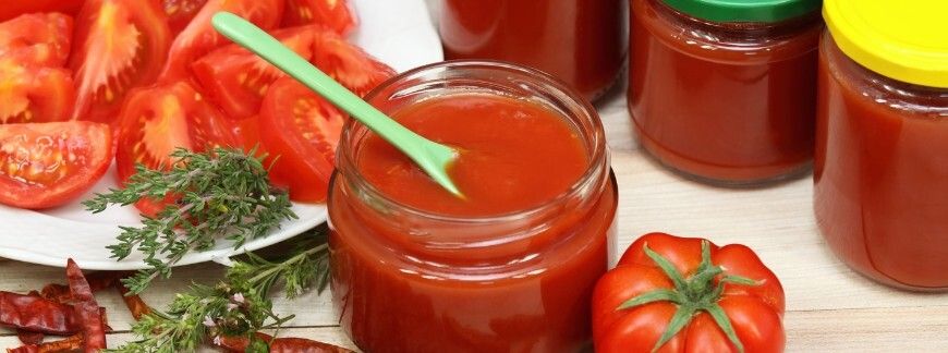 Domowy ketchup z pomidorów w słoikach