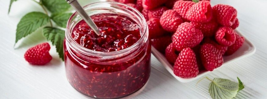 Domowy dżem malinowy ze świeżymi malinami. Fot. Igor Normann - shutterstock.com