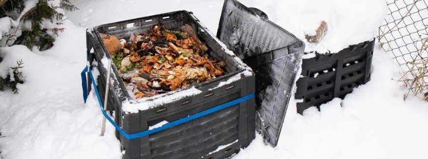 Kompostownik w zimie z widocznymi resztkami organicznymi i warstwą śniegu
