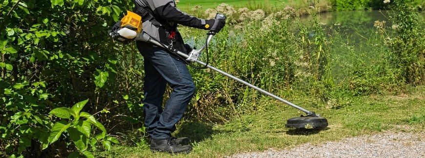 Na co zwrócić uwagę wybierając kosę spalinową?