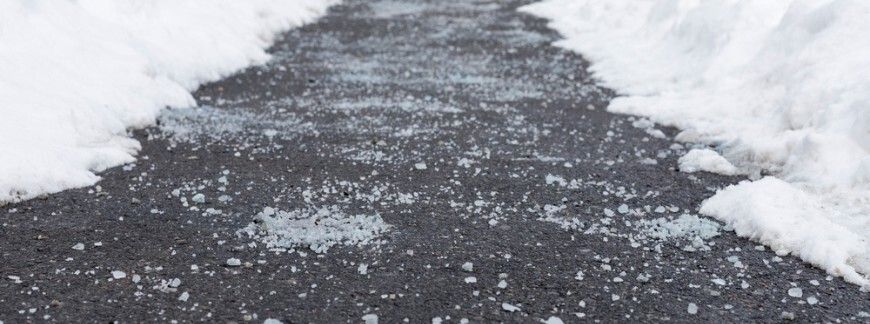 droga posypana solą drogową, z zalegającym po bokach śniegiem
