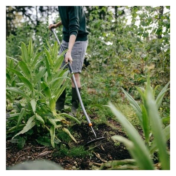 Motyka z wygiętym trzonkiem Ergonomic 1076979 Fiskars4