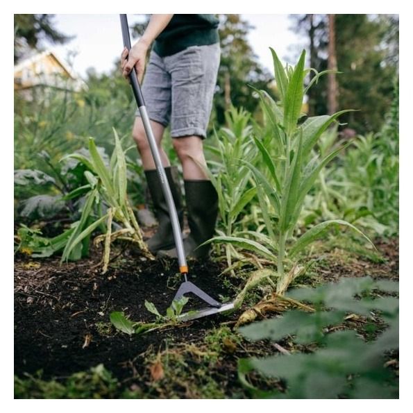 Odchwaszczacz z wygiętym trzonkiem Ergonomic 1077110 Fiskars4