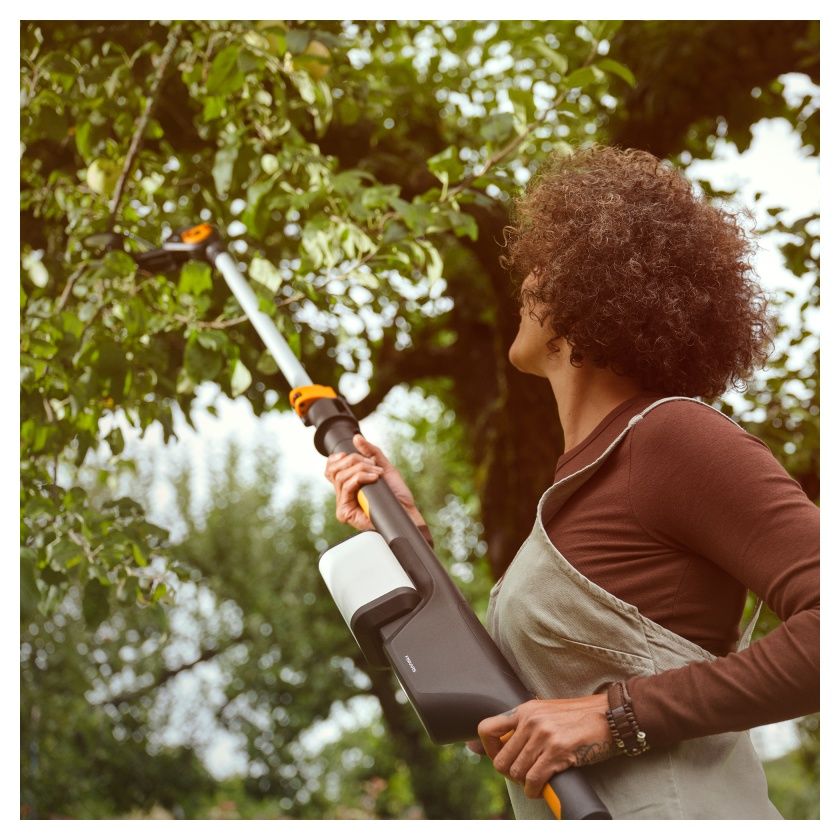 Sekator elektryczny akumulatorowy teleskopowy M 12V 4Ah 1082299 Fiskars6