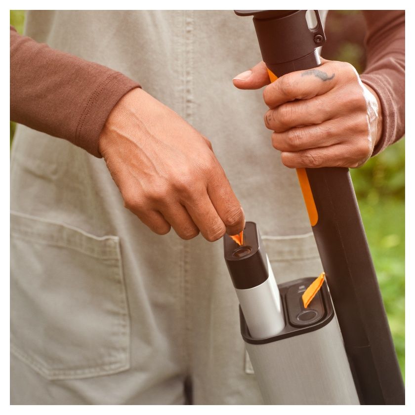 Sekator elektryczny akumulatorowy teleskopowy M 12V 4Ah 1082299 Fiskars7