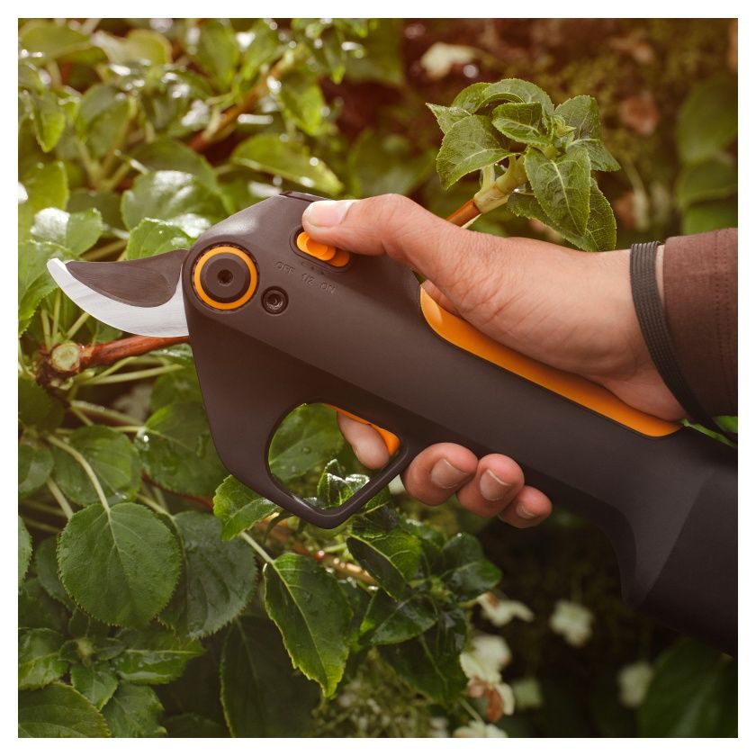 Sekator elektryczny akumulatorowy z wbudowanym akumulatorem 8V 4Ah 1082297 Fiskars6