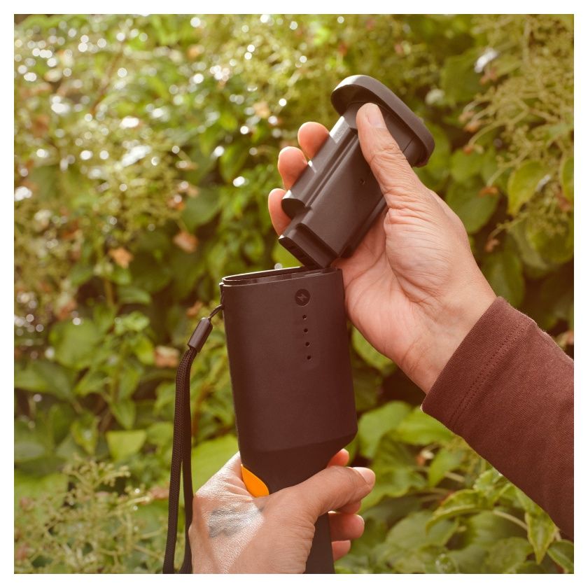 Sekator elektryczny akumulatorowy z wbudowanym akumulatorem 8V 4Ah 1082297 Fiskars7