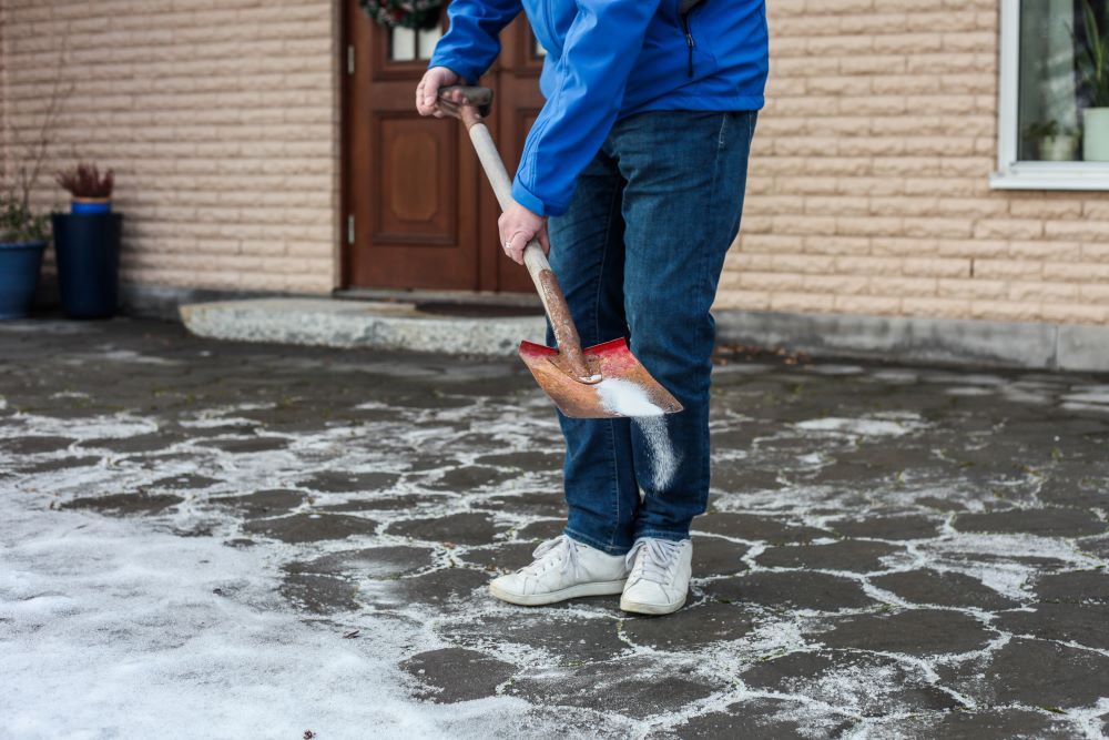 posypywanie lodu solą przed domem