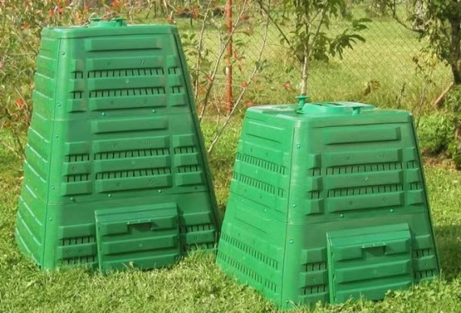 Kompostowniki plastikowe w ogrodzie